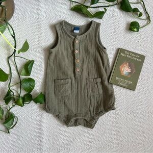 Minimalist Gauzy Muslin Cotton Green Neutral Romper 6-12m